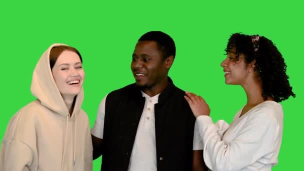 Due adolescenti afroamericani si divertono con il loro amico caucasico su uno schermo verde, chiave cromatica. — Video Stock
