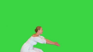 Anne ve kızı birbirlerine koşuyorlar ve yeşil ekranda sarılıyorlar, Chroma Key.