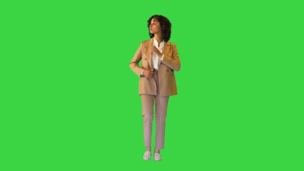 Νεαρή Αφροαμερικανή κοπέλα με τα πόδια και τα αξιοθέατα σε μια πράσινη οθόνη, Chroma Key. — Αρχείο Βίντεο