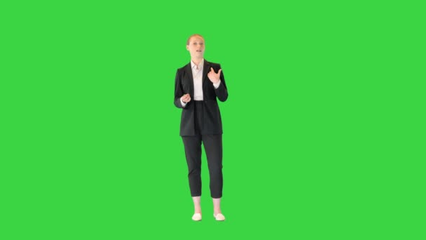 Giovane donna d'affari bionda che spiega qualcosa su uno schermo verde, Chroma Key. — Video Stock