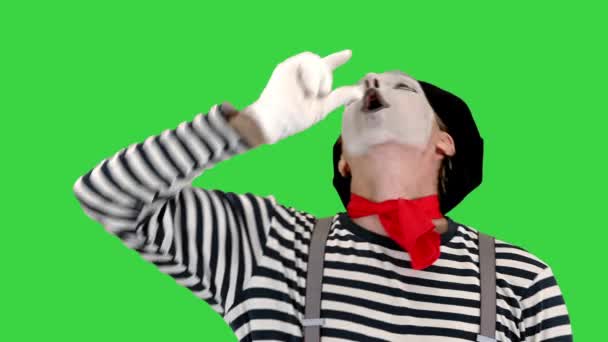 Mime, der vorgibt, in einer Bar auf einem Green Screen betrunken zu sein, Chroma Key. — Stockvideo