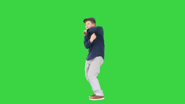 Щасливий стильний хлопчик танцює на зеленому екрані, Chroma Key. — стокове відео