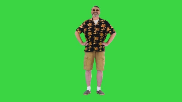 Udany staruszek w okularach przeciwsłonecznych na wakacjach, szukający kamery na zielonym ekranie, Chroma Key. — Wideo stockowe