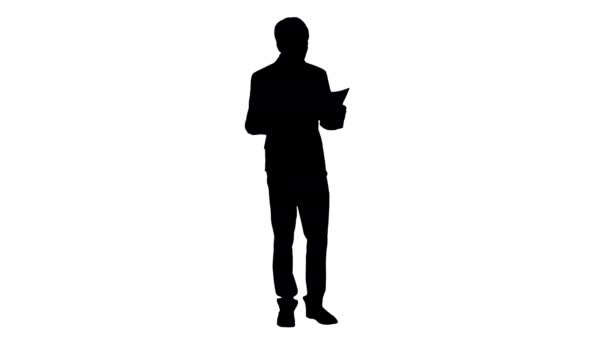 Silhouette Homme d'affaires lisant des documents ou un rapport. — Video