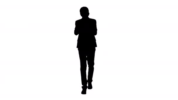 Silhouette Jeune homme en costume jouant de la trompette tout en marchant. — Video