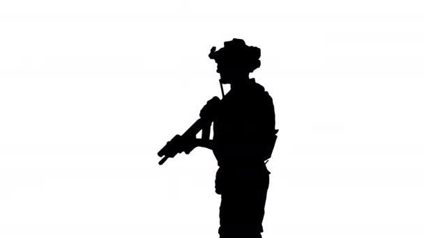Солдат націлений на штурмову гвинтівку Альфа Канал. — стокове відео