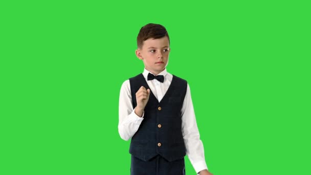 穿着领结领带的男生在绿色屏幕上触摸虚拟屏幕，Chroma键. — 图库视频影像