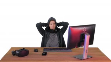 Beyaz arkaplandaki bilgisayar monitörüne bakmaktan yorgun düştüm..