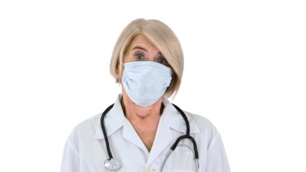 Médecin aîné ou infirmière décollant masque médical souriant sur fond blanc. — Video