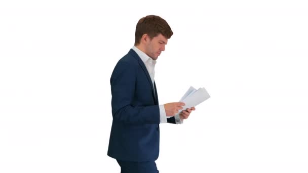 Empresario serio leyendo documentos o informe mientras camina sobre fondo blanco. — Vídeo de stock