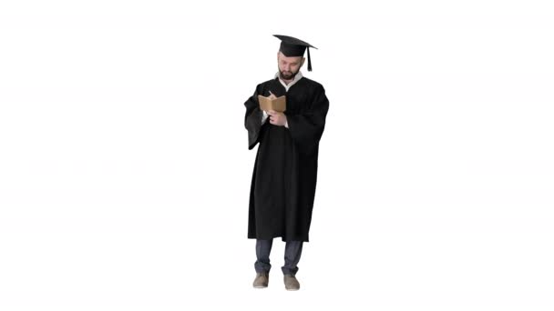 Graduation homme écrivant ses pensées sur fond blanc. — Video