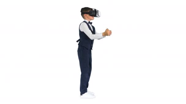 Menino em desgaste formal jogando o jogo de espada em óculos de realidade virtual no fundo branco. — Vídeo de Stock