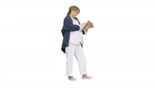 Donna bionda incinta che legge rivista su sfondo bianco. — Video Stock