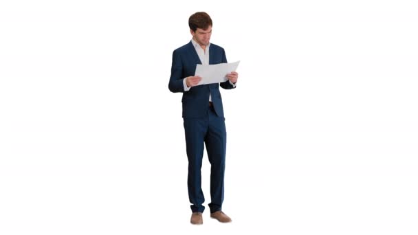 Geschäftsmann liest Dokumente oder berichtet auf weißem Hintergrund. — Stockvideo