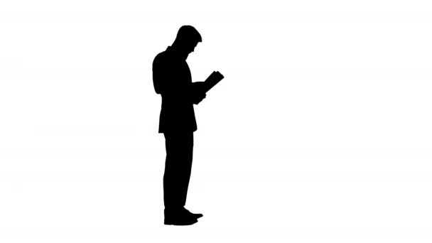 Бізнесмен, що стоїть і серйозно читає доки, Альфа канал. — стокове відео