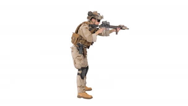 Voják míří a střílí automatickou pušku na bílém pozadí. — Stock video