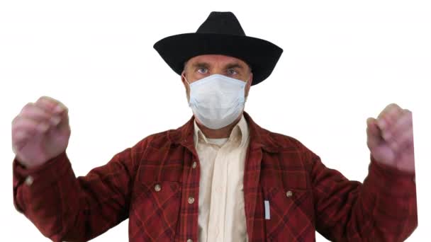 医療用マスクを外し深呼吸をする農家コロナウイルスのパンデミックは白い背景にあります. — ストック動画