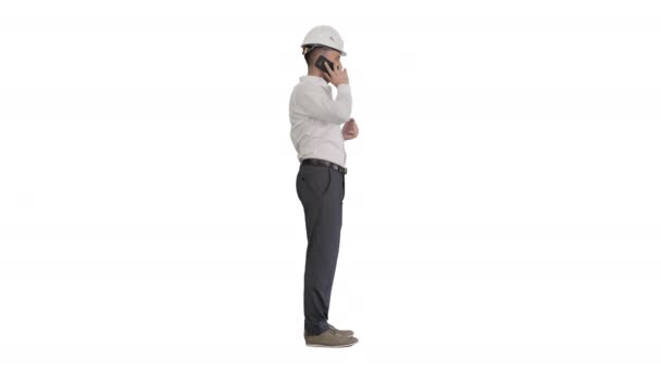 Μηχανικός με λευκό καπέλο μιλάει στο κινητό του σε λευκό φόντο. — Αρχείο Βίντεο