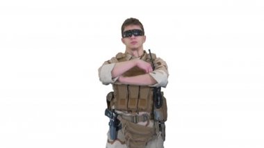 Beyaz arka planda katlanmış kolları olan ABD Deniz Korucusu..