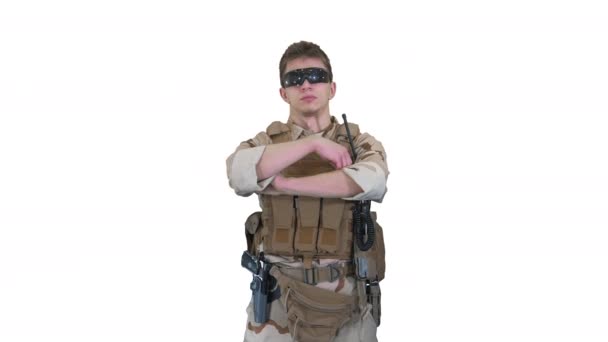 US marine ranger met gevouwen armen op witte achtergrond. — Stockvideo