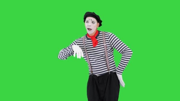 Mime, der vorgibt, betrunken zu sein, mit zwei Aufnahmen imaginären Getränks auf einem Green Screen, Chroma Key. — Stockvideo