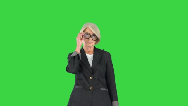 現代のシニアビジネス女性が立っていると緑の画面上で待っています,クロマキー. — ストック動画