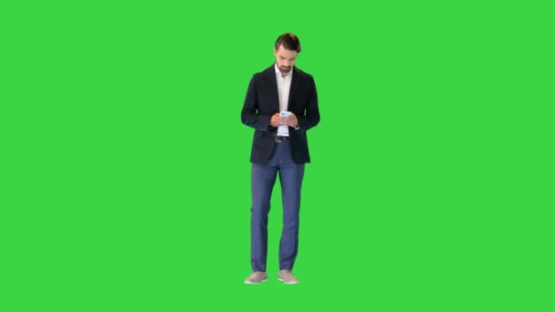 緑の画面、クロマキーのスマートフォン上でテキストメッセージハンサムな幸せなビジネスマン. — ストック動画