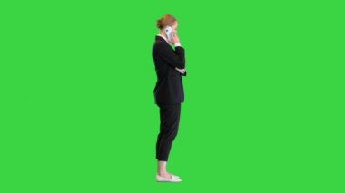 Sarışın iş kadını yeşil ekranda bir telefon görüşmesi yapıyor, Chroma Key..