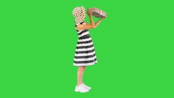 Vakantie, cadeaus, Kerstmis, x-mas, verjaardag concept - gelukkig kind meisje met geschenkdoos op een groen scherm, Chroma Key. — Stockvideo