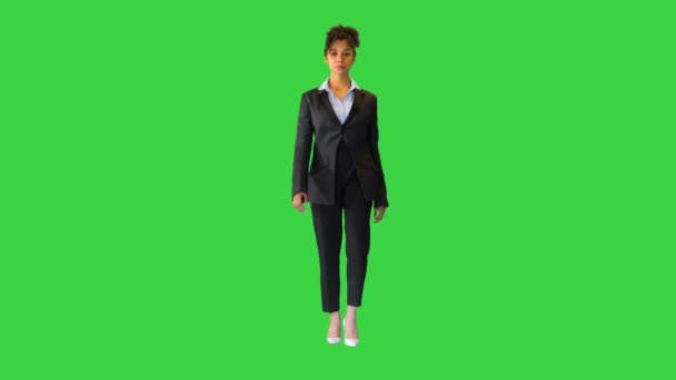 Νέοι σγουρά Αφρικής κορίτσι σε ένα κοστούμι με τα πόδια σε μια πράσινη οθόνη, Chroma Key. — Αρχείο Βίντεο