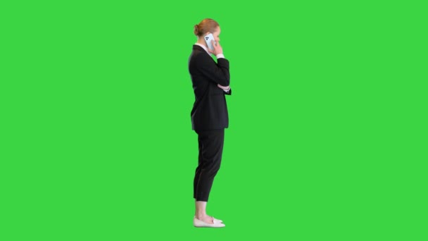 Sarışın iş kadını yeşil ekranda bir telefon görüşmesi yapıyor, Chroma Key.. — Stok video