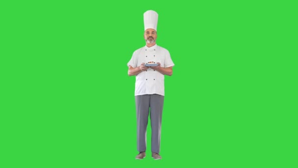 大胡子的男性厨师手拿着甜点，在绿色屏幕上做着美味的手势。. — 图库视频影像