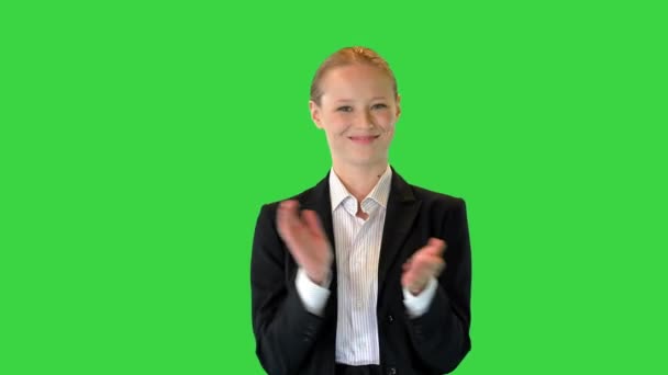 Pretty blonde woman smiling and clapping hands on a Green Screen, Chroma Key. — Stock Video