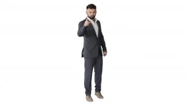 Sakallı bir iş adamı el kol hareketi yapıyor. Parmak yukarı, beyaz arka plan yukarı..