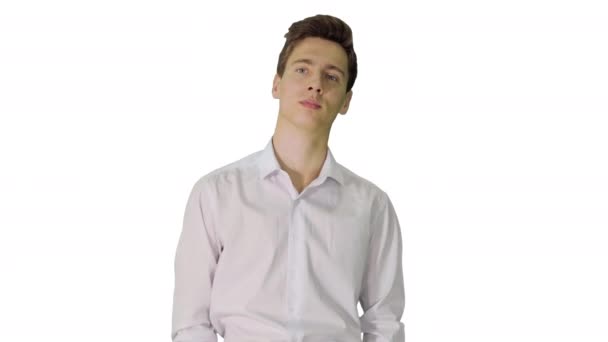 Młody biznesmen w białej koszuli zaczyna chodzić na białym tle. — Wideo stockowe