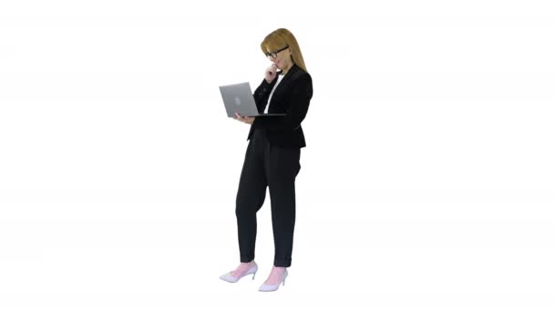Obchodní žena pracující na notebooku s úsměvem na bílém pozadí. — Stock video