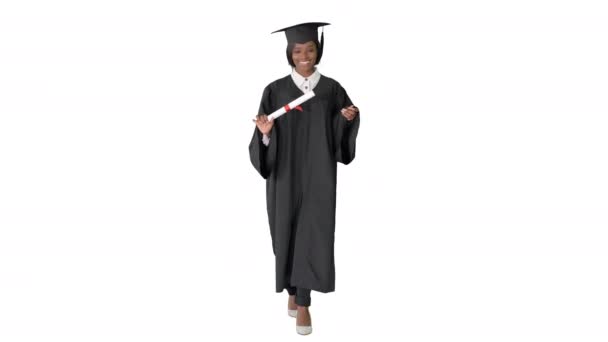 아프리카 출신의 젊은 대학원생이 하얀 배경으로 걷고 웃고 있습니다. — 비디오