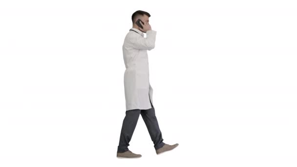Lékař volá po telefonu chůze na bílém pozadí. — Stock video