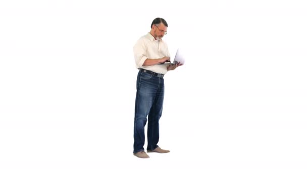 Расстроенный пожилой бизнесмен держит ноутбук и показывает разочарование на белом фоне. — стоковое видео