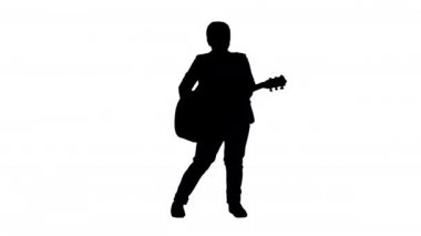 Beyazlı Siluet Çocuk akustik gitar çalıyor ve dans ediyor..