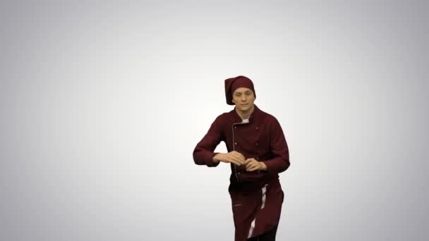 Man chef kok in rood uniform break dansen met een spatel tegen groene achtergrond op gradiënt achtergrond. — Stockvideo
