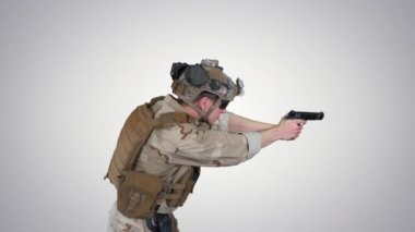Modern asker, anti terörist ekip savaşçısı. Eğilimli arka planda tabancayla nişan alıp ateş ediyorlar..