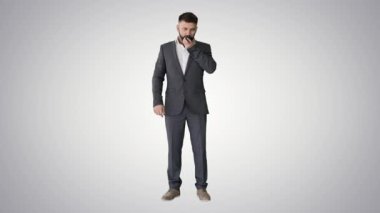 Konuşma kullanan işadamı, gradyan arkaplanda akıllı telefondan sanal dijital ses asistanını etkinleştirin.