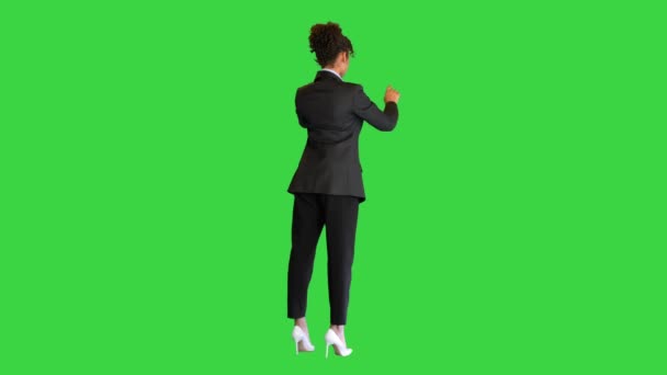 Donna d'affari nera che lavora su una tavola virtuale su uno schermo verde, Chroma Key. — Video Stock