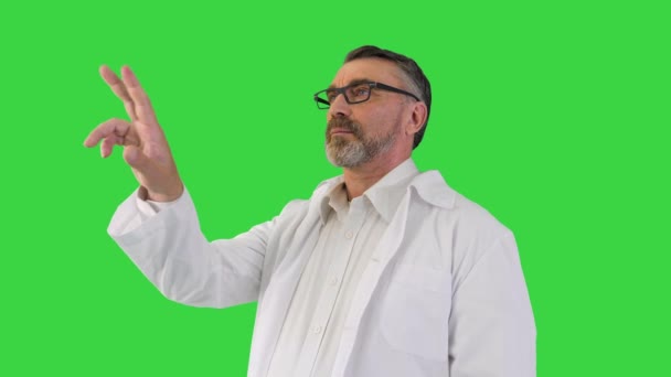 El médico está tocando la pantalla virtual digital en una pantalla verde, Chroma Key. — Vídeos de Stock