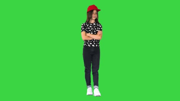Asiatisches Mädchen in lässigem Outfit steht mit gefalteten Händen auf einem Green Screen, Chroma Key. — Stockvideo