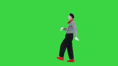 Pandomimci içeri giriyor, duvara bakıyor, kapıyı açıyor ve yeşil ekranda yürüyor, Chroma Key.