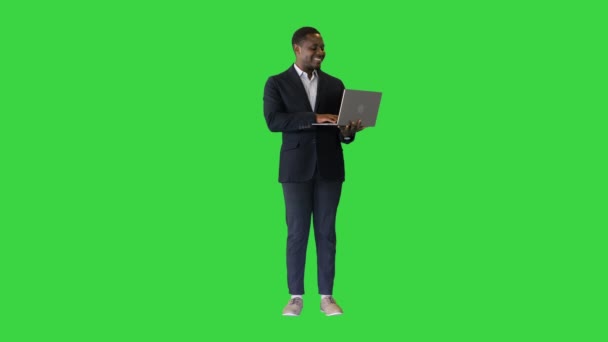 Sonriente afroamericano usando una computadora portátil en una pantalla verde, Chroma Key. — Vídeos de Stock