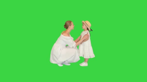 Matka a dcera spolu mluví na zelené obrazovce, Chroma Key. — Stock video