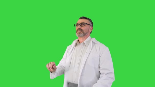 Orvos tudós keres és használ virtuális érintőképernyő egy zöld képernyőn, Chroma Key. — Stock videók